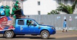 Anhänger von Präsidentin Ellen Johnson-Sirleaf fahren in einem geschmückten Auto durchdie Straßen